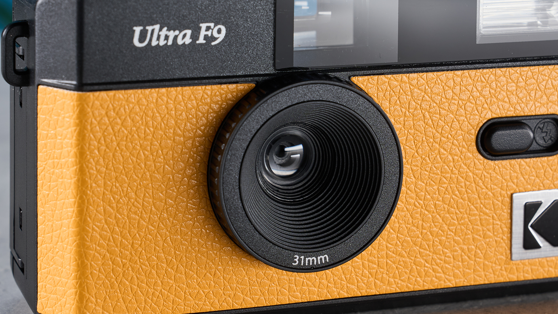 מצלמת סרטים בשחור וצהוב Kodak Ultra F9 35mm