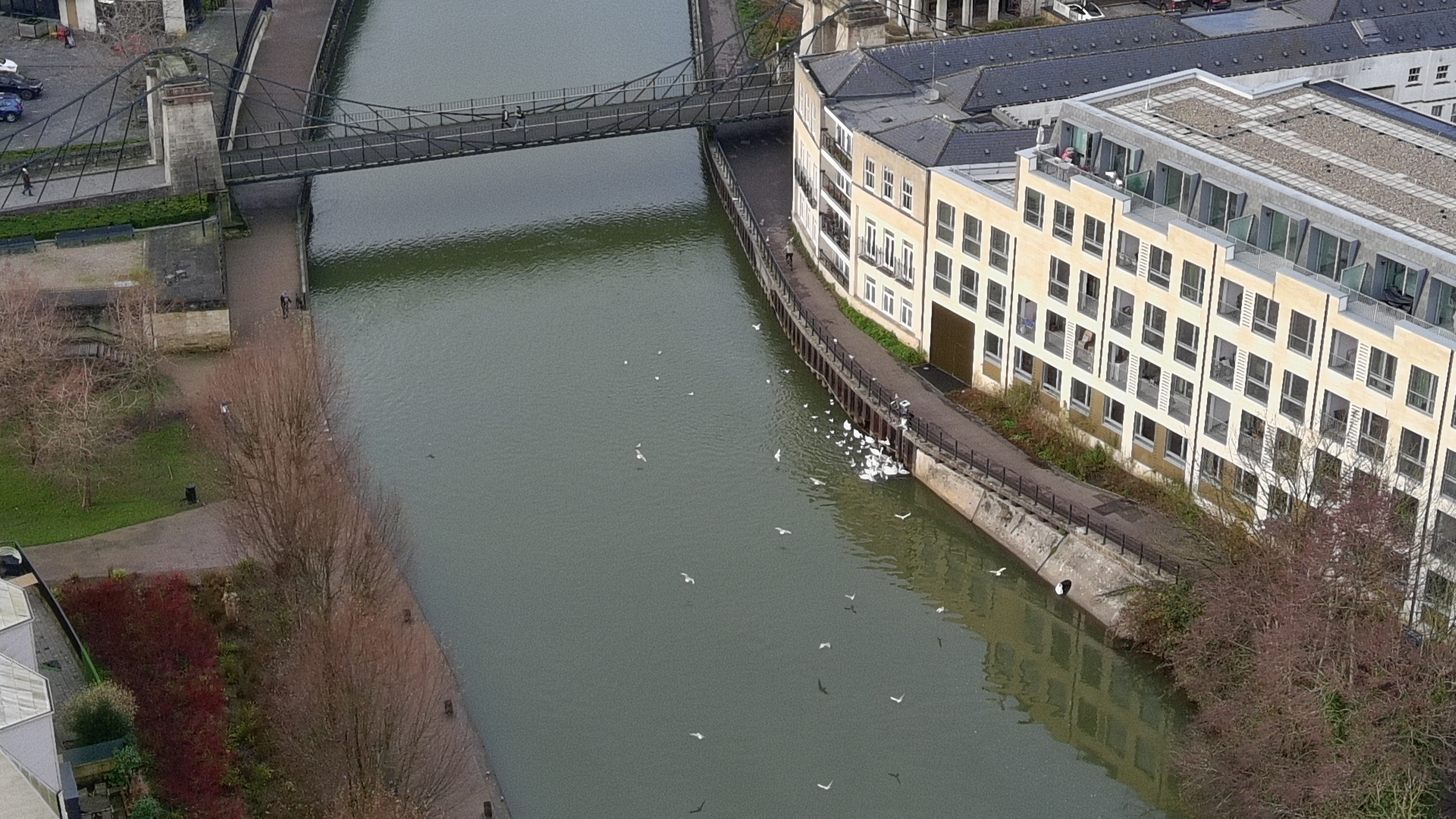 תמונה של נהר האבון בבאת', בריטניה, שצולמה על גבי מזל