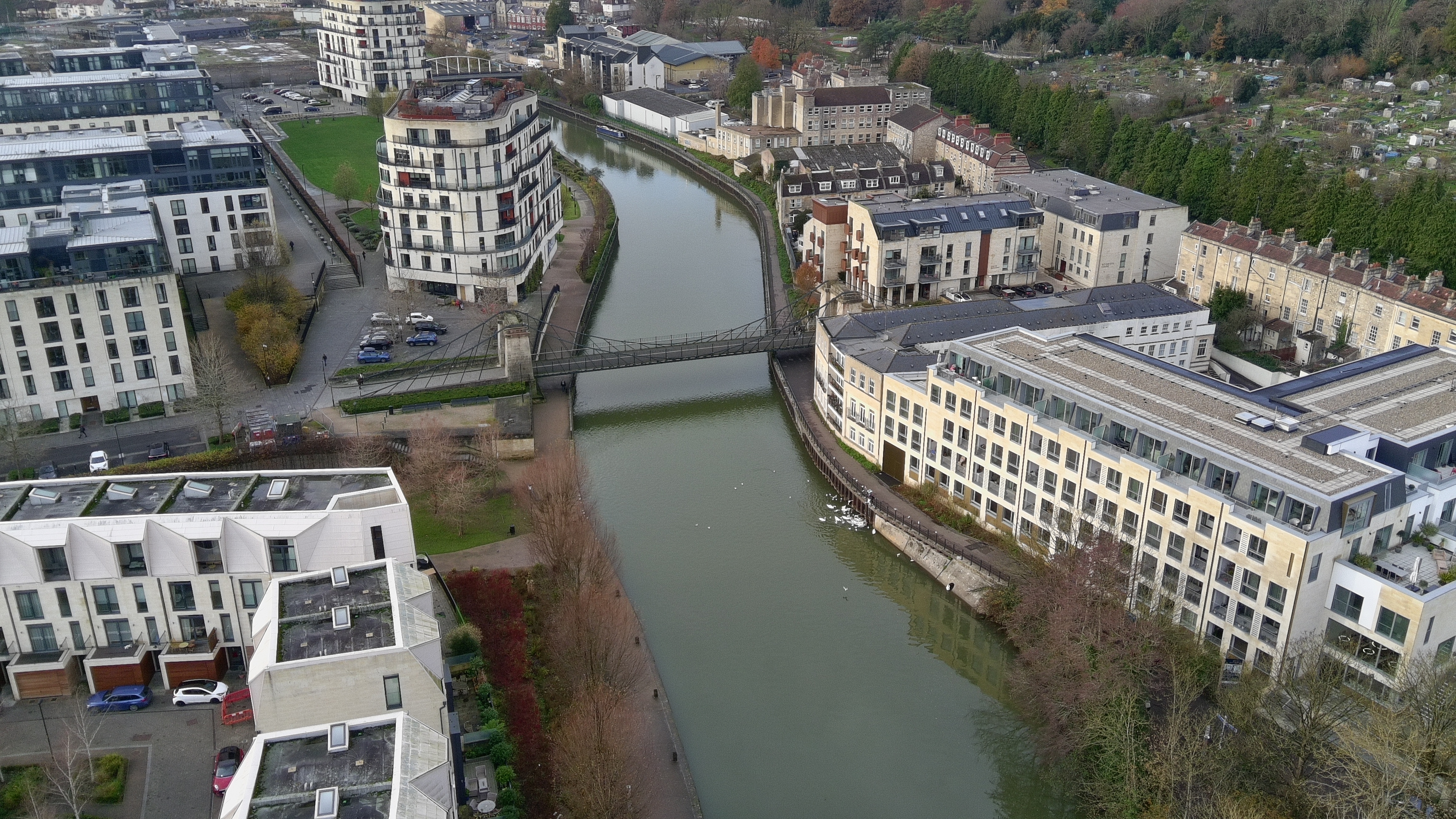 תמונה של נהר האבון בבאת', בריטניה, שצולמה על גבי מזל