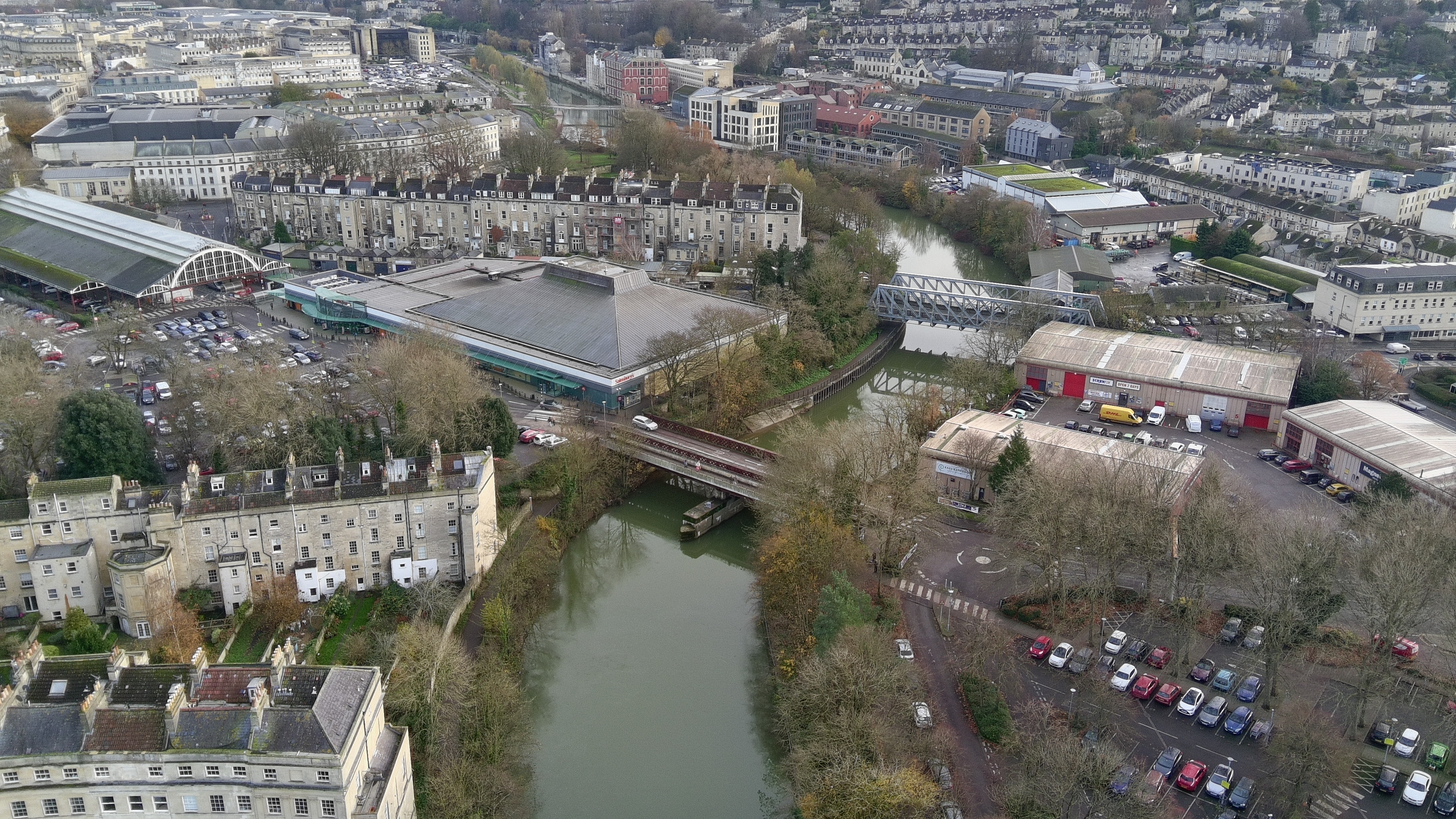 תמונה של נהר האבון בבאת', בריטניה, שצולמה על גבי מזל