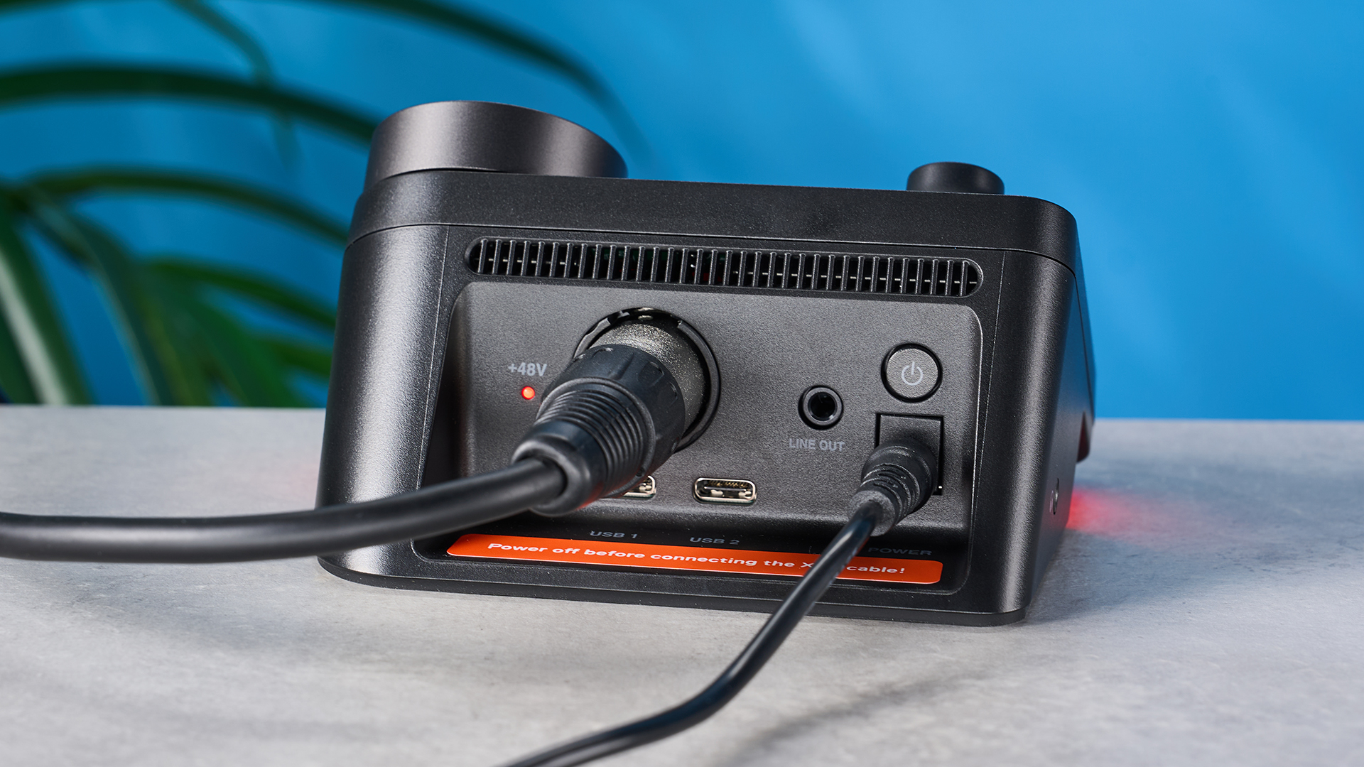 מיקרופון גיימינג שחור בצורת SteelSeries Alias ​​Pro עם מיקסר זרם LED וכניסה ופלט לחיבור XLR ו-USB-C, תואם למחשב