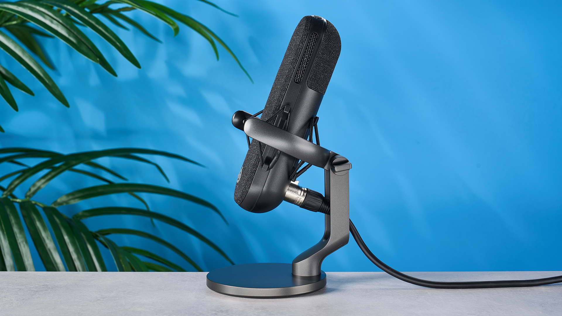 מיקרופון גיימינג SteelSeries Alias ​​Pro בעל צורה מוארכת שחורה עם מערבל זרם LED וכניסה ופלט לחיבור XLR ו-USB-C, תואם למחשב