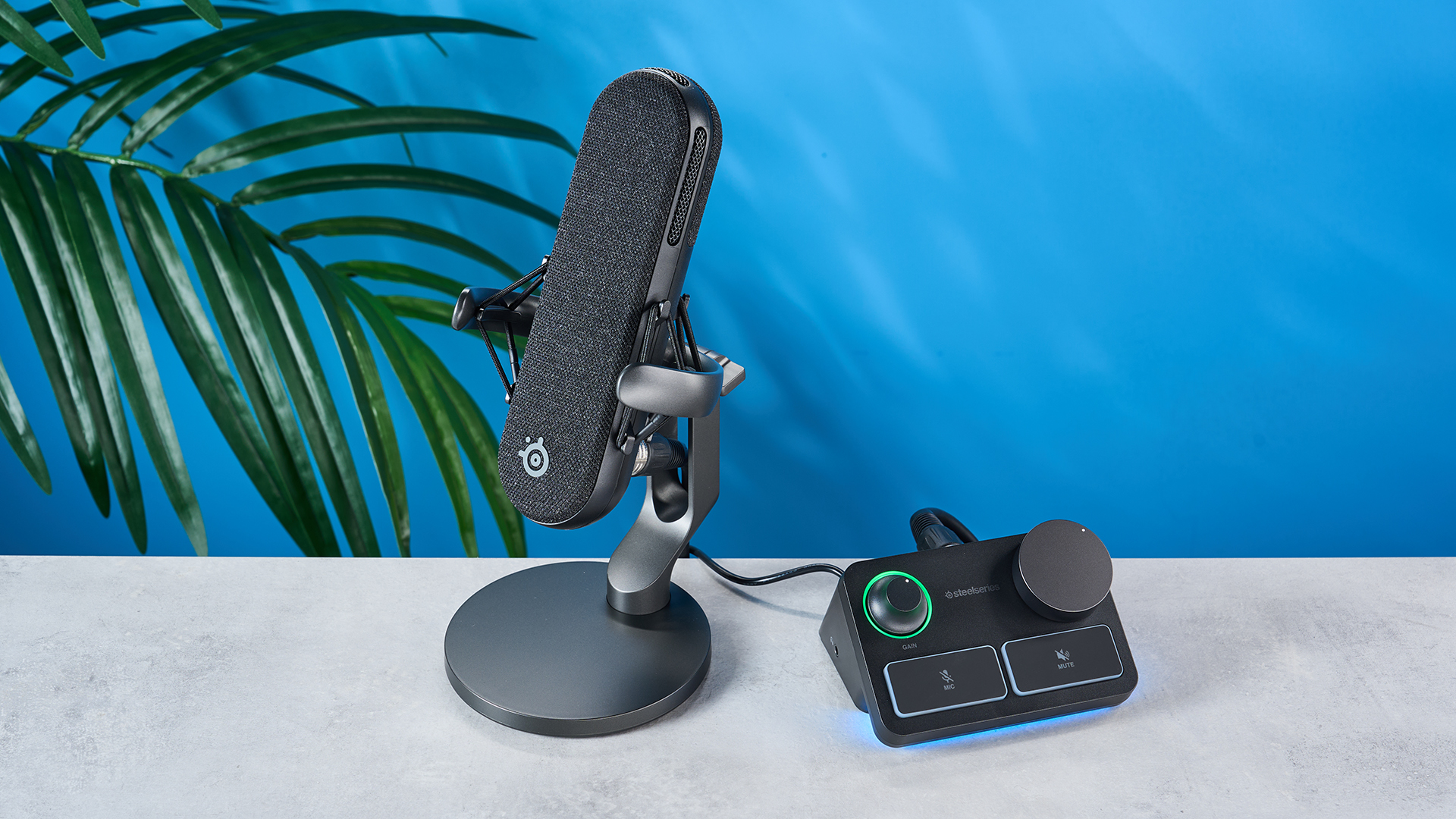 מיקרופון גיימינג SteelSeries Alias ​​Pro בעל צורה מוארכת שחורה עם מערבל זרם LED וכניסה ופלט לחיבור XLR ו-USB-C, תואם למחשב