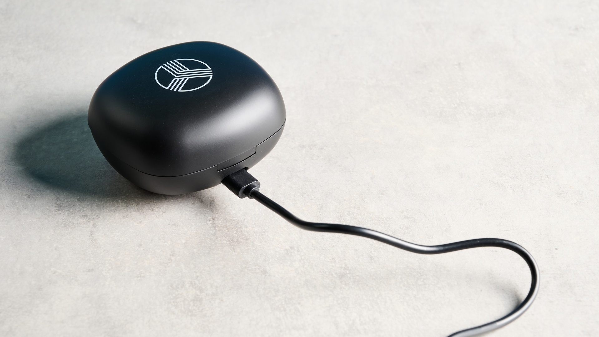 זוג אוזניות שחורות לאימון עם ווי אוזניים ונרתיק טעינה גדול של Treblab X3 Pro