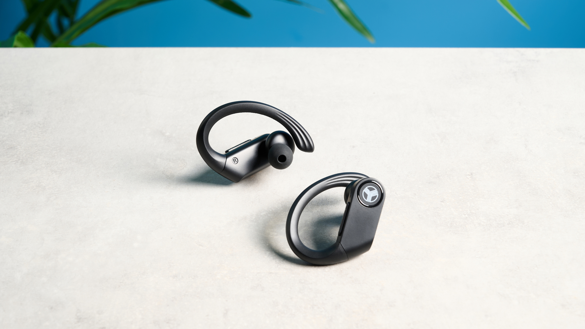 זוג אוזניות שחורות לאימון עם ווי אוזניים ונרתיק טעינה גדול של Treblab X3 Pro