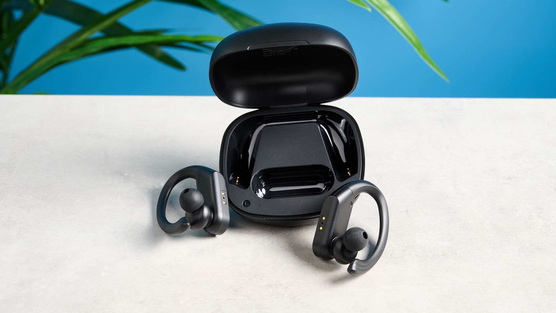 זוג אוזניות שחורות לאימון עם ווי אוזניים ונרתיק טעינה גדול של Treblab X3 Pro