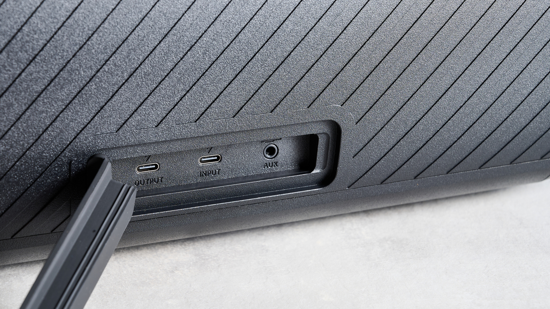 הרמקול הנייד EarFun UBOOM X boombox עם מופע אורות LED ולוגו earfun במרכז גריל הרמקול ושני סאב וופרים ורצועת נשיאה, מושלם למסיבות חוף בדירוג IP67