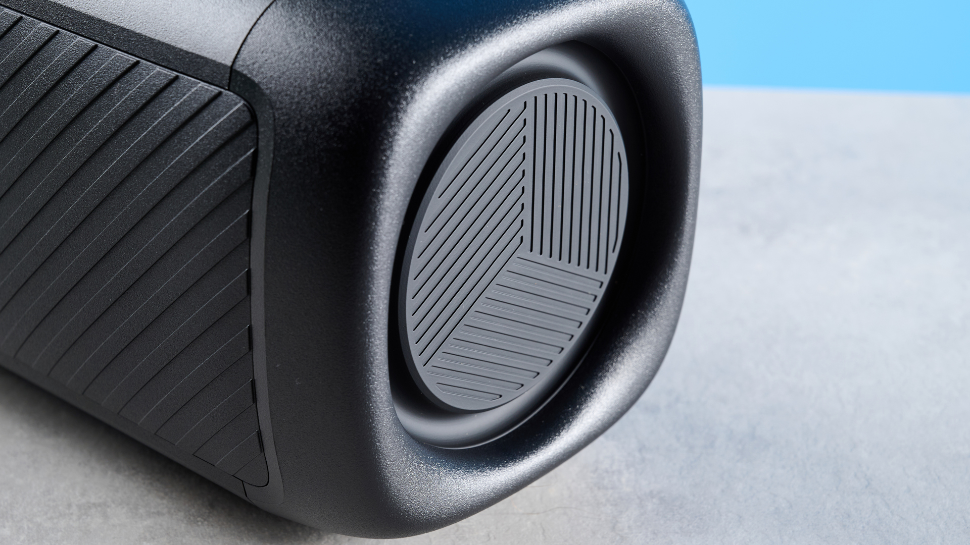 הרמקול הנייד EarFun UBOOM X boombox עם מופע אורות LED ולוגו earfun במרכז גריל הרמקול ושני סאב וופרים ורצועת נשיאה, מושלם למסיבות חוף בדירוג IP67