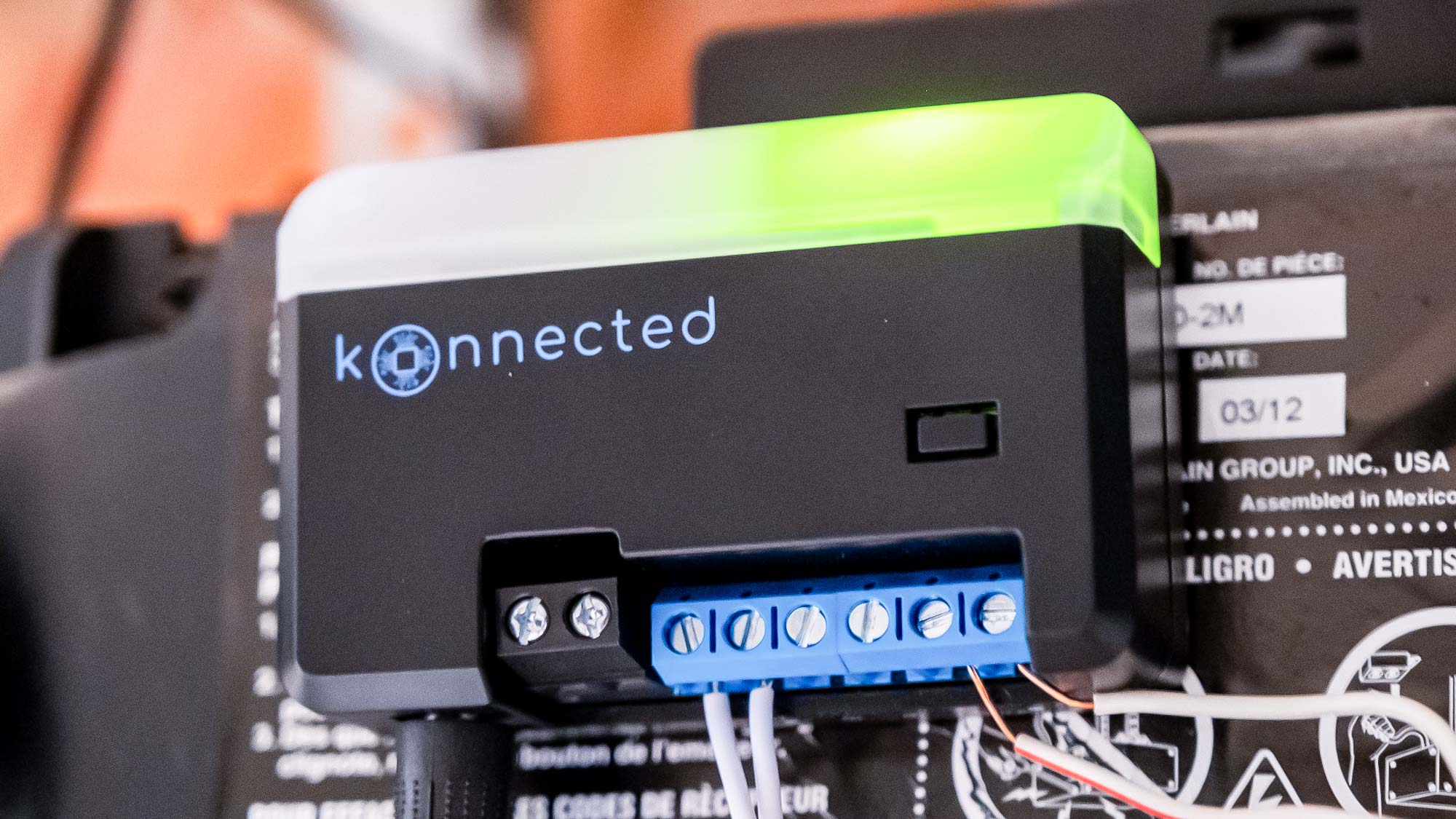 מבט הדוקה של פותחן דלת מוסך חכם מחובר blaQ