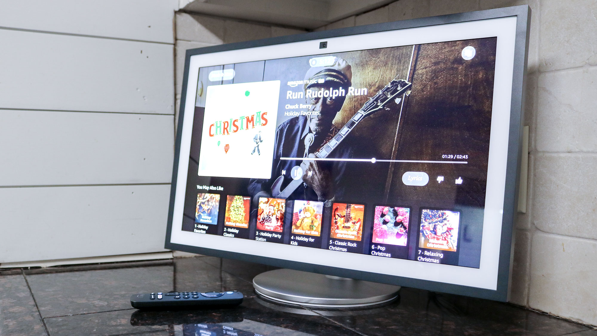 האזנה למוזיקת ​​חג המולד ב-Echo Show 21 במטבח