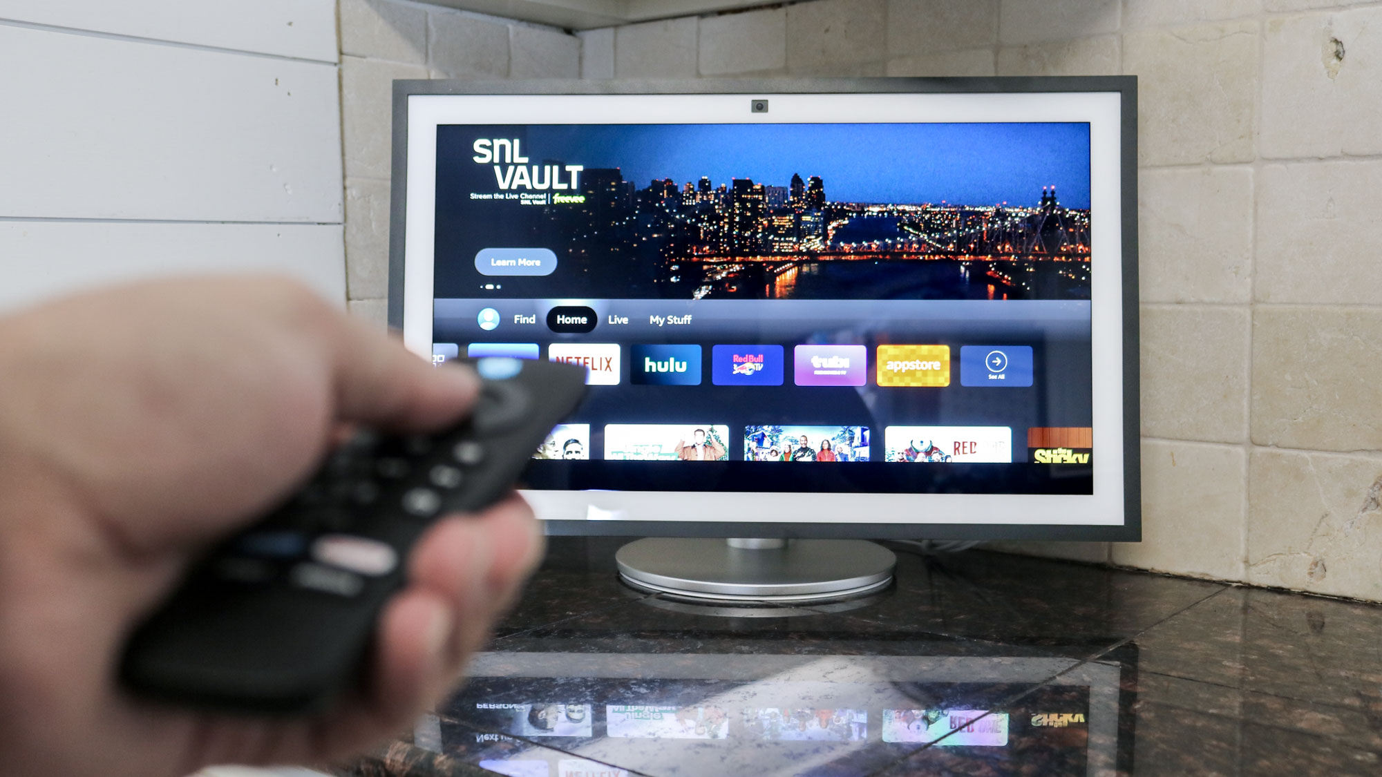 צופה ב-Fire TV ב-Echo Show 21 במטבח