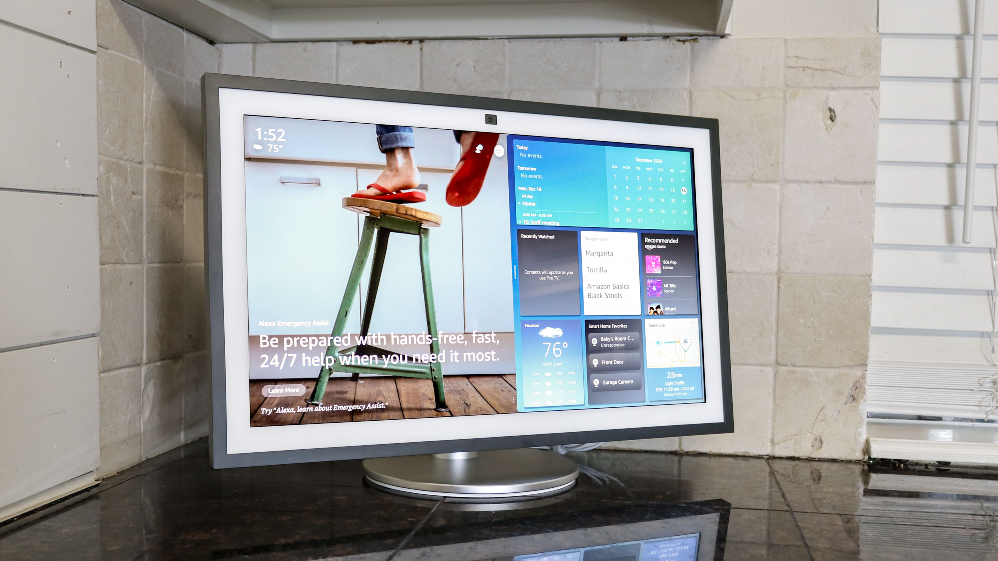 ה-Echo Show 21 על דלפק במטבח עם מסך הבית והווידג'טים שלו בתצוגה