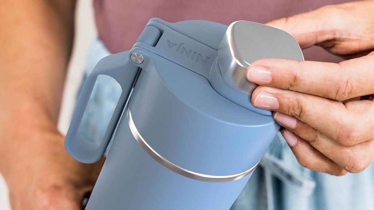 ניסיתי את בקבוק הנסיעות הנינג'ה ה'מושלם' הזה שמתיימר לשמור על המשקאות שלך תוססים - זה מה שקרה