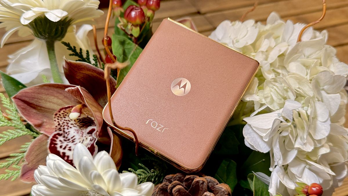 Motorola Razr+ קיבלה זה עתה טיפול צבע השנה של Pantone, ויש לו סוד עדין