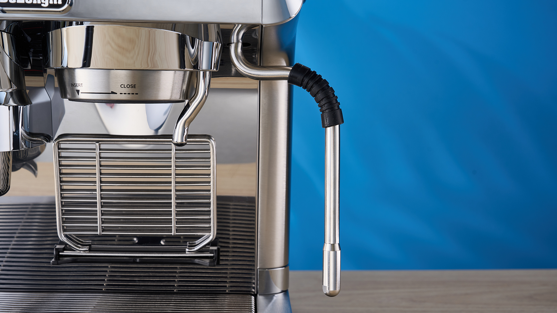 De'Longhi La Specialista Opera היא מכונת אספרסו ידנית מנירוסטה עם חבטה חכמה, ידית קבוצתית, שרביט קיטור ומטחנה