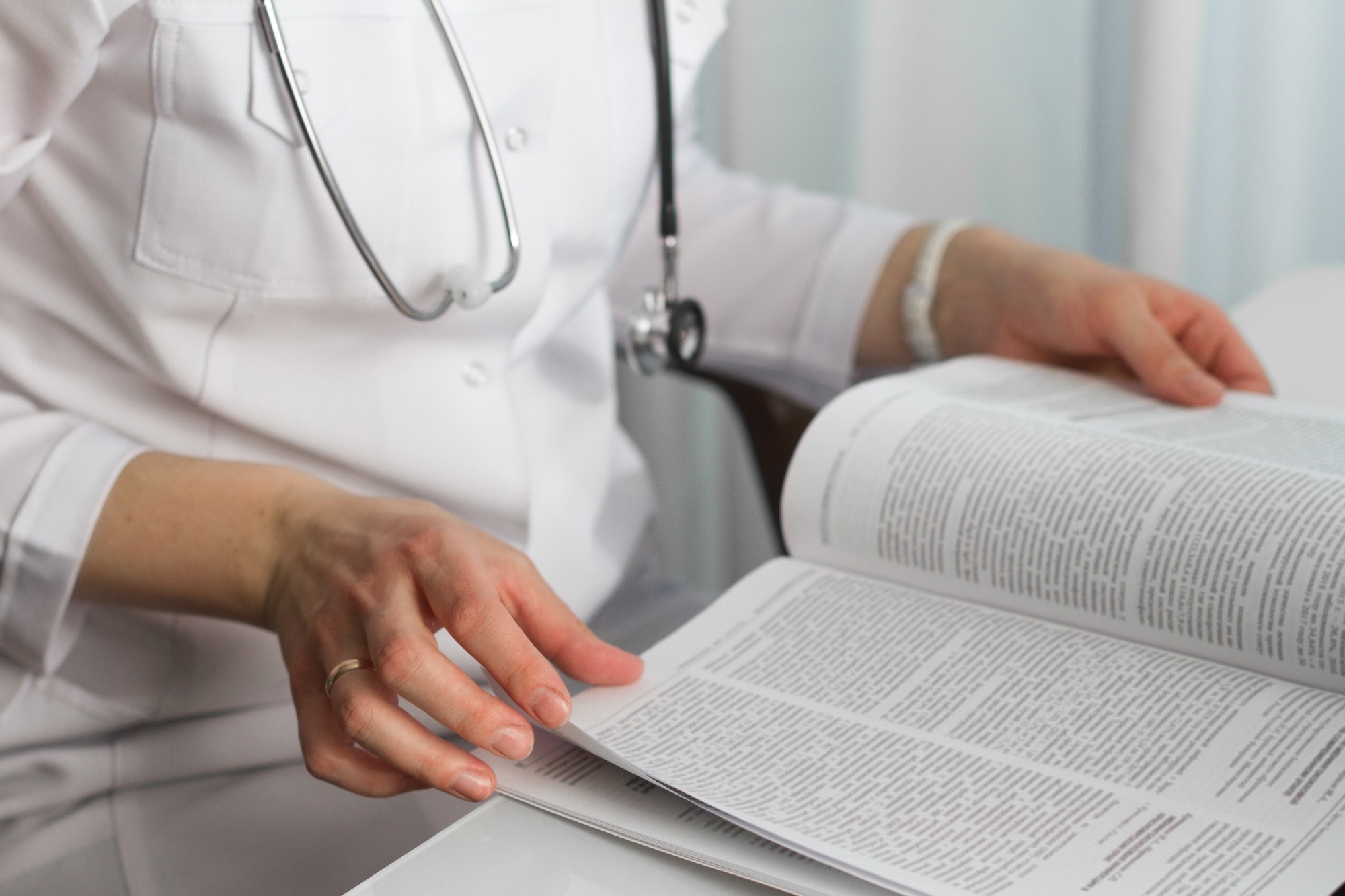 האם AI יכול לתקן את צוואר הבקבוק של ביקורת עמיתים? כתבי עת מובילים שוקלים