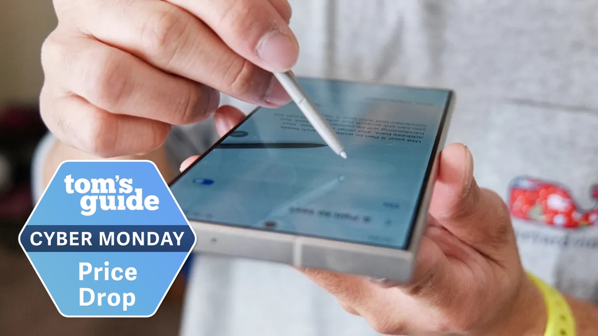 Galaxy S24 Ultra עם S Pen ביד ותג Cyber ​​Monday