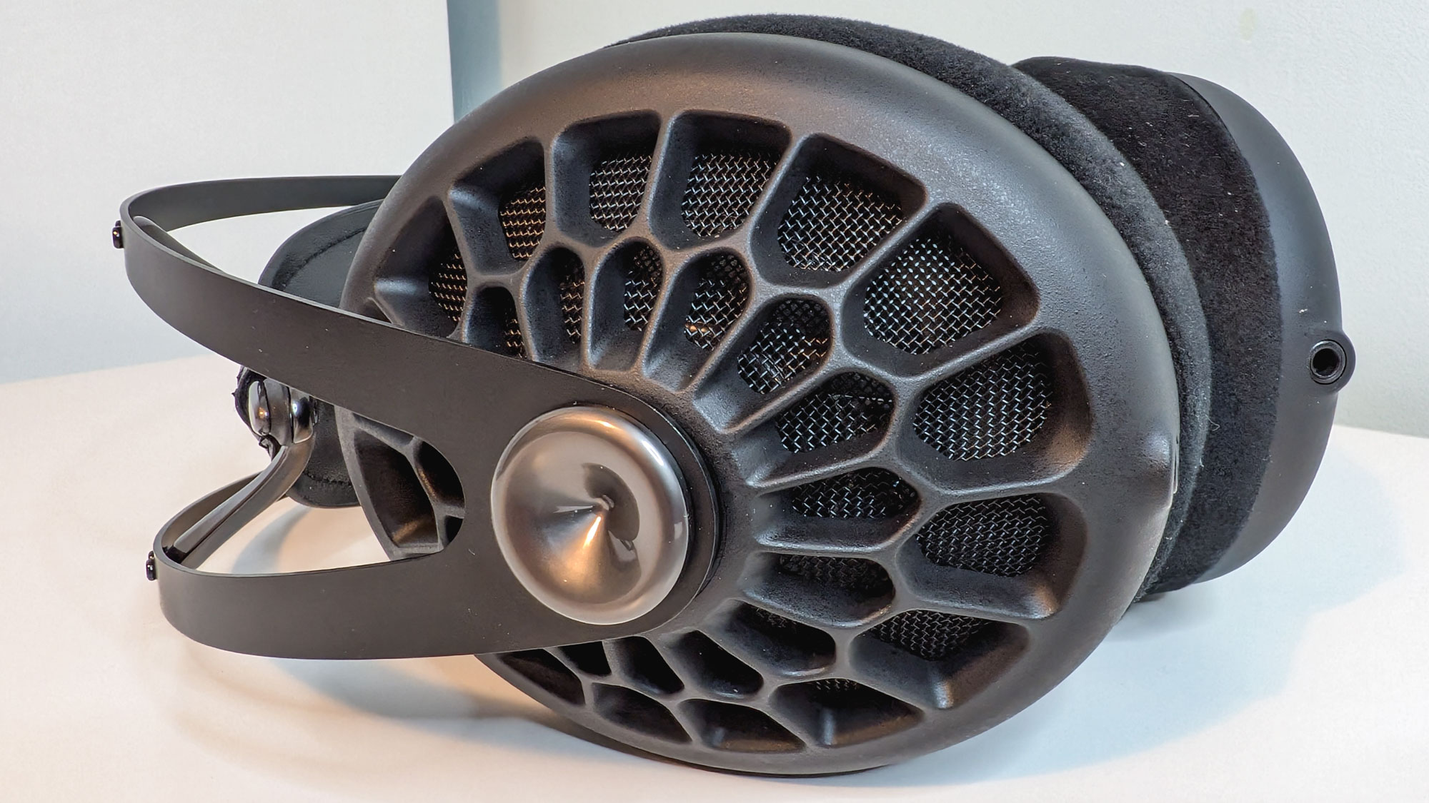 Meze 105 AER-7 על שולחן העבודה במשרד