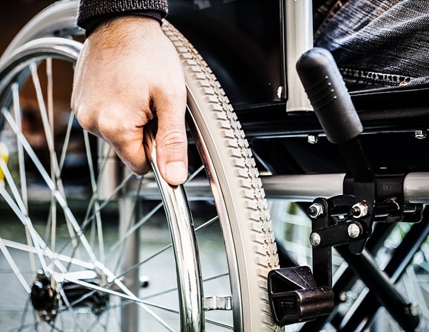 נשים מתמודדות עם מחסומים גדולים יותר בגישה לעזרי ניידות למרות צורך גבוה יותר