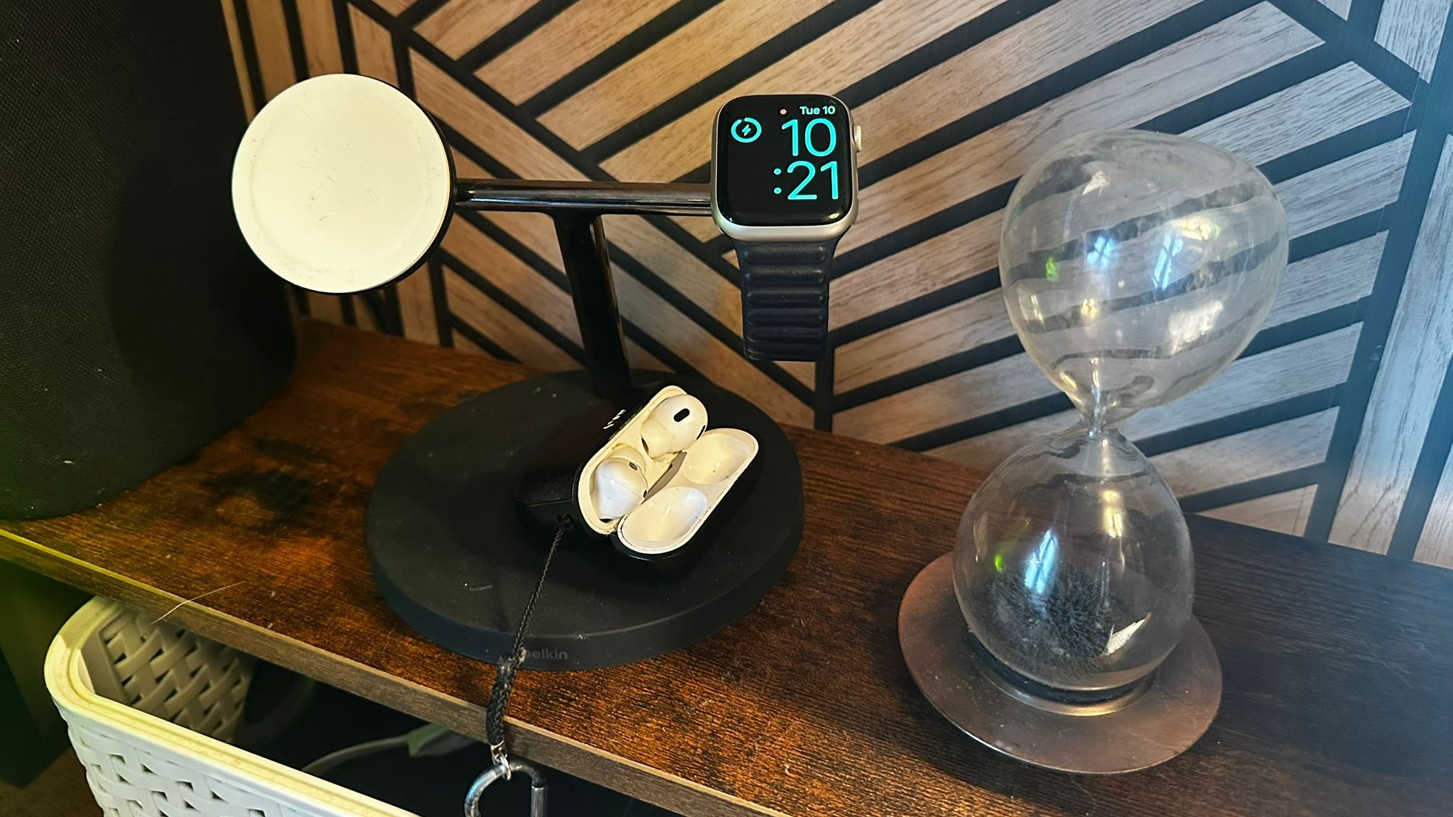 פתרון הטעינה של MagSafe ואביזרי אפל, מינוס האייפון 14 פרו שהיה צריך לצלם.