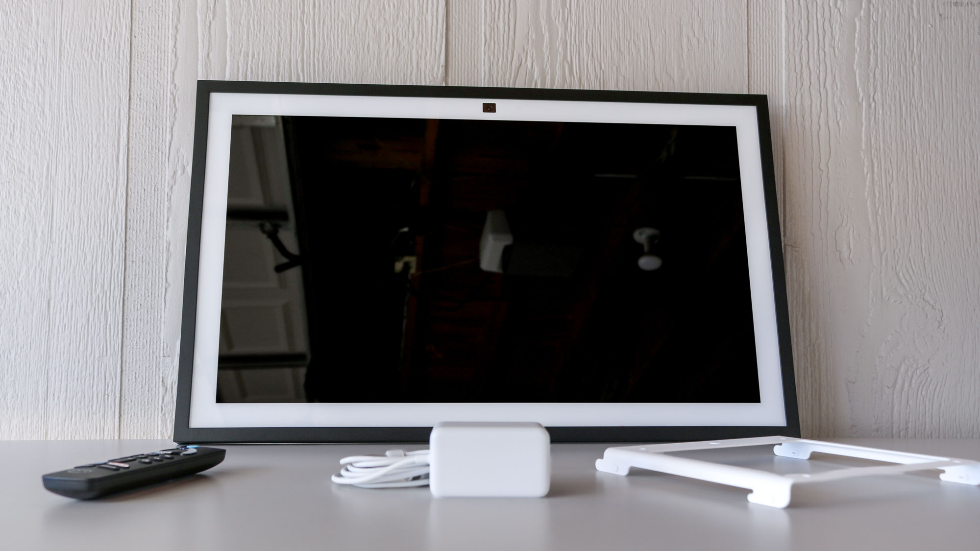 ה-Echo Show 21 נפתח יחד איתו וכל האביזרים הכלולים על שולחן