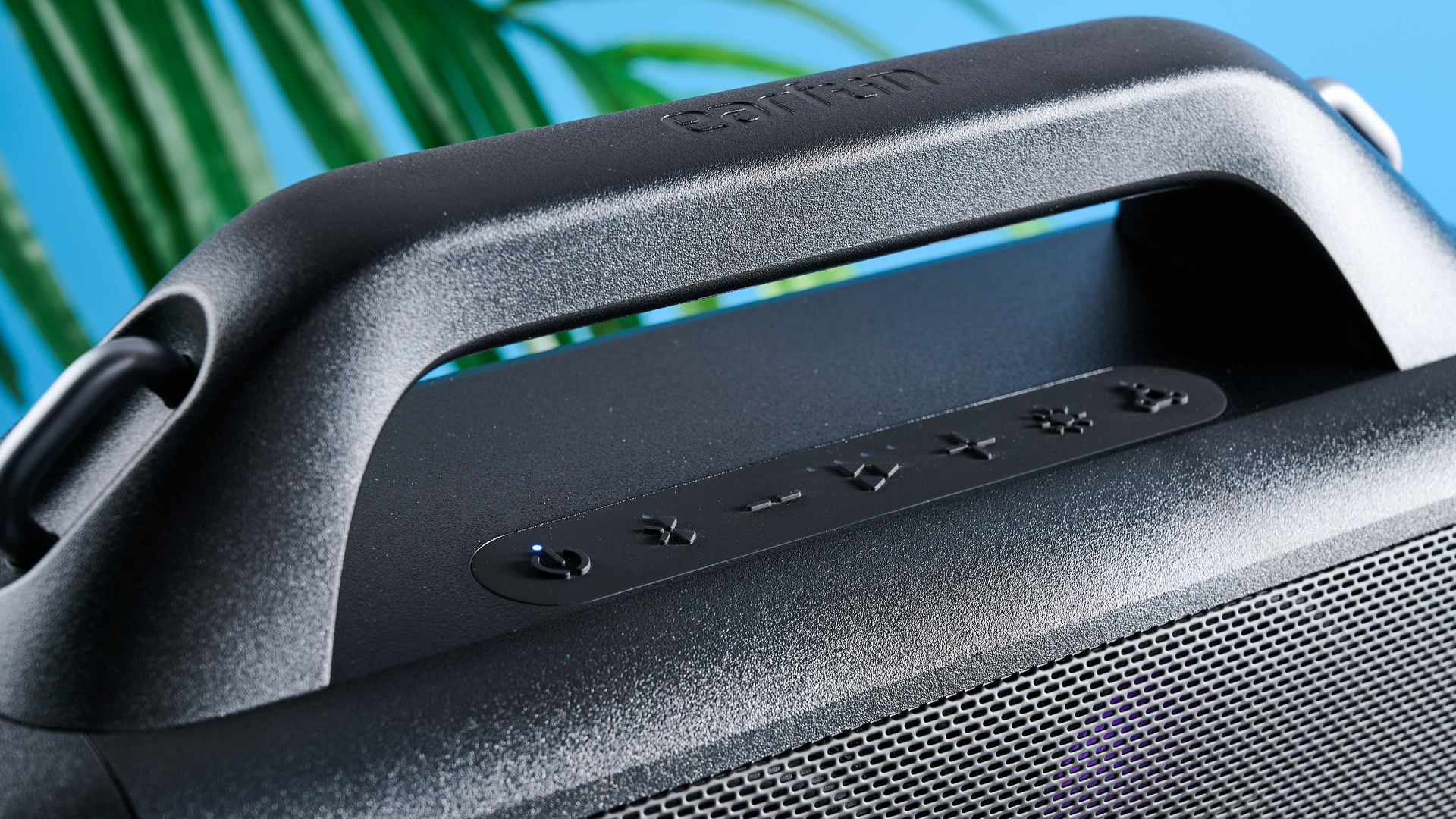 הרמקול הנייד EarFun UBOOM X boombox עם מופע אורות LED ולוגו earfun במרכז גריל הרמקול ושני סאב וופרים ורצועת נשיאה, מושלם למסיבות חוף בדירוג IP67