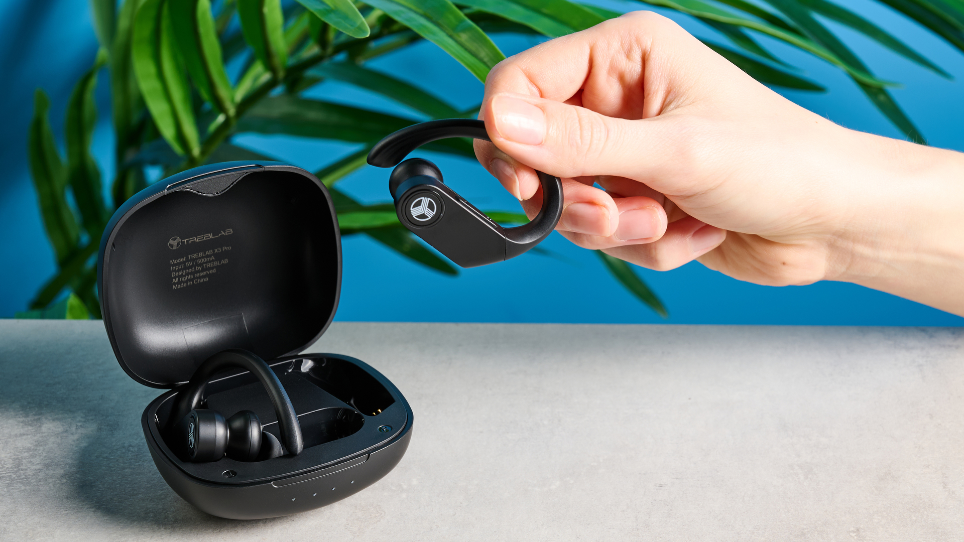 זוג אוזניות שחורות לאימון עם ווי אוזניים ונרתיק טעינה גדול של Treblab X3 Pro