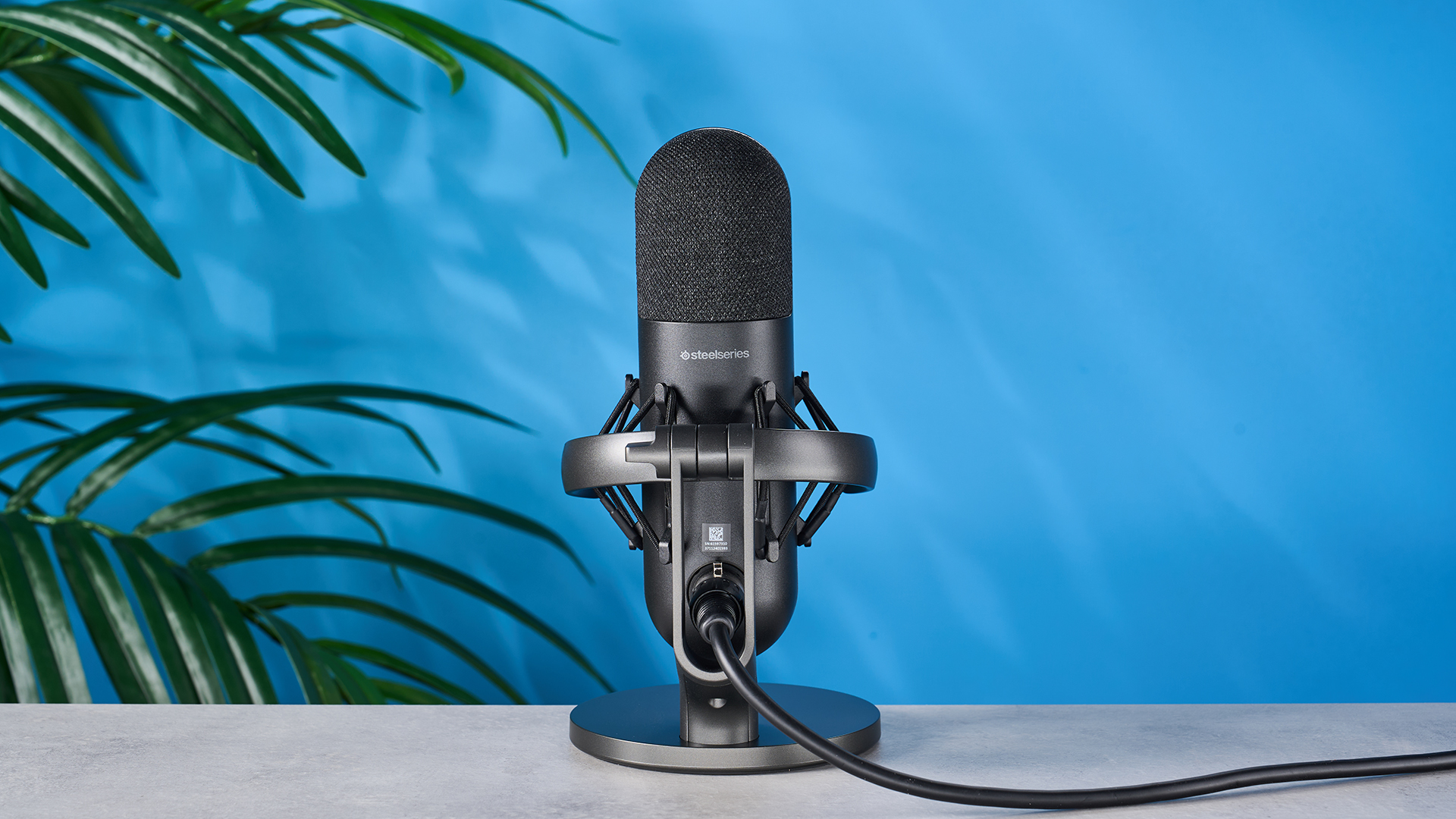 מיקרופון גיימינג SteelSeries Alias ​​Pro בעל צורה מוארכת שחורה עם מערבל זרם LED וכניסה ופלט לחיבור XLR ו-USB-C, תואם למחשב