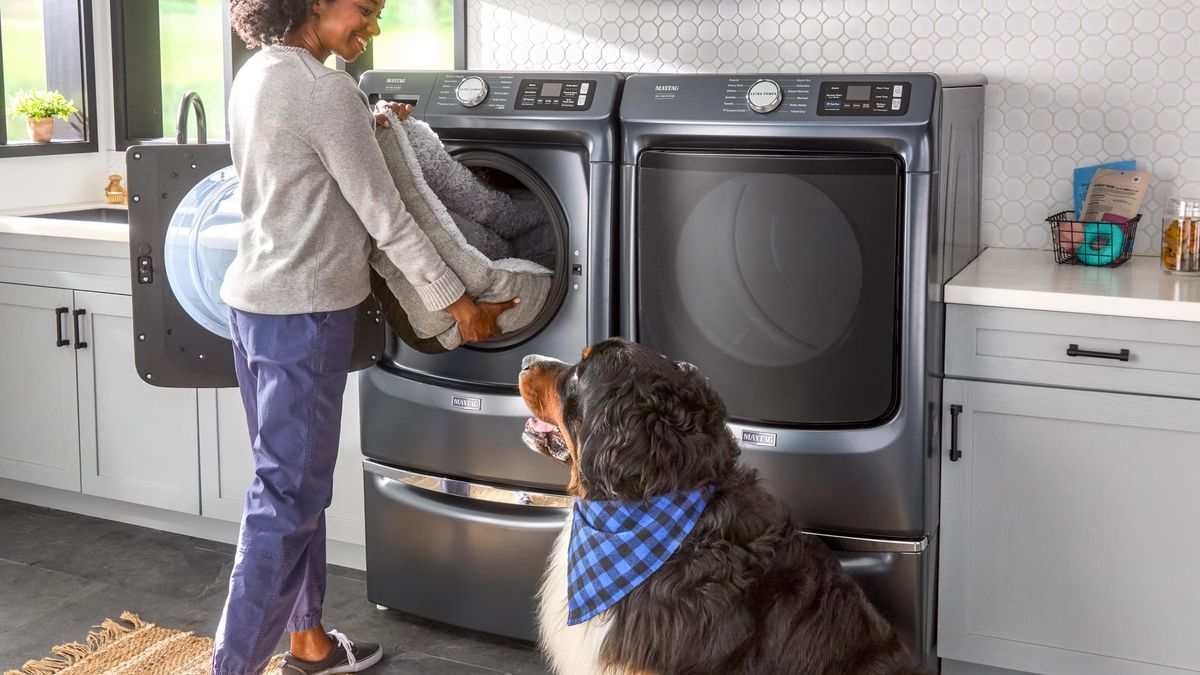 סקירת מכונת כביסה ומייבש של Maytag Smart Pet Pro - המחשבות שלי כאמא לכלב וחתול מאת אמנדה קאסוול פורסם ב-3 בינואר 25 כאמא של חיות מחמד וילדים, אני יכולה לומר בכנות שמכונת הכביסה והמייבש של Maytag Smart Pet Pro היא מחליף משחקים