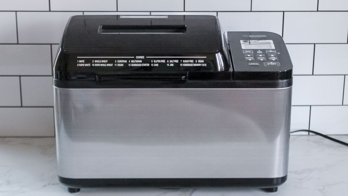 ביליתי שנתיים בשימוש ב-Zojirushi Home Bakery Virtuoso Plus Breadmaker, ופשוט אי אפשר לנצח אותו מאת Camryn Rabideau פורסם ב-6 בינואר 25 The Zojirushi Home Bakery Virtuoso Plus Breadmaker עושה את זה ללא מאמץ לאפות כיכרות לחם אופקיות קלאסיות, אבל זה יש גם מגוון פונקציות שימושיות אחרות.