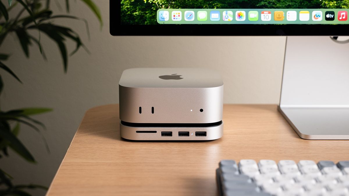 אביזר Mac mini M4 המבריק הזה מתקן את הדבר המוזר ביותר במחשב הקטנטן של אפל - והוא עולה פחות מ-100 דולר