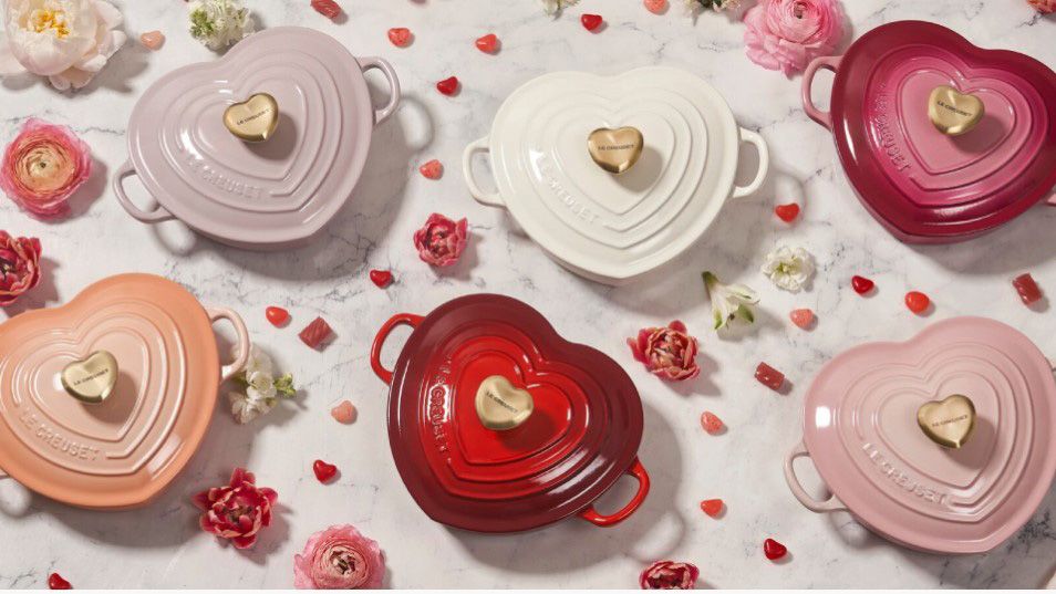 Le Creuset חולקת את האהבה עם קולקציית יום האהבה עוצרת הלב שלה - 5 קניות שאני ממליץ