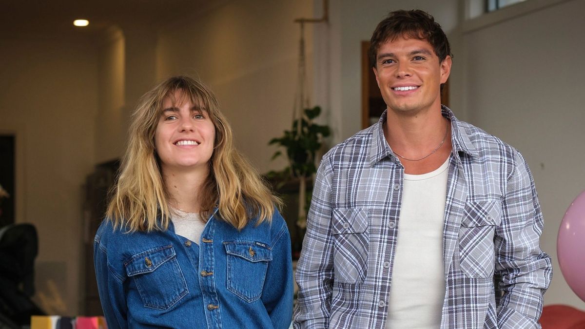 Oly (Nathalie Morris) and Santi (Carlos Sanson Jr) in "Bump" season 5