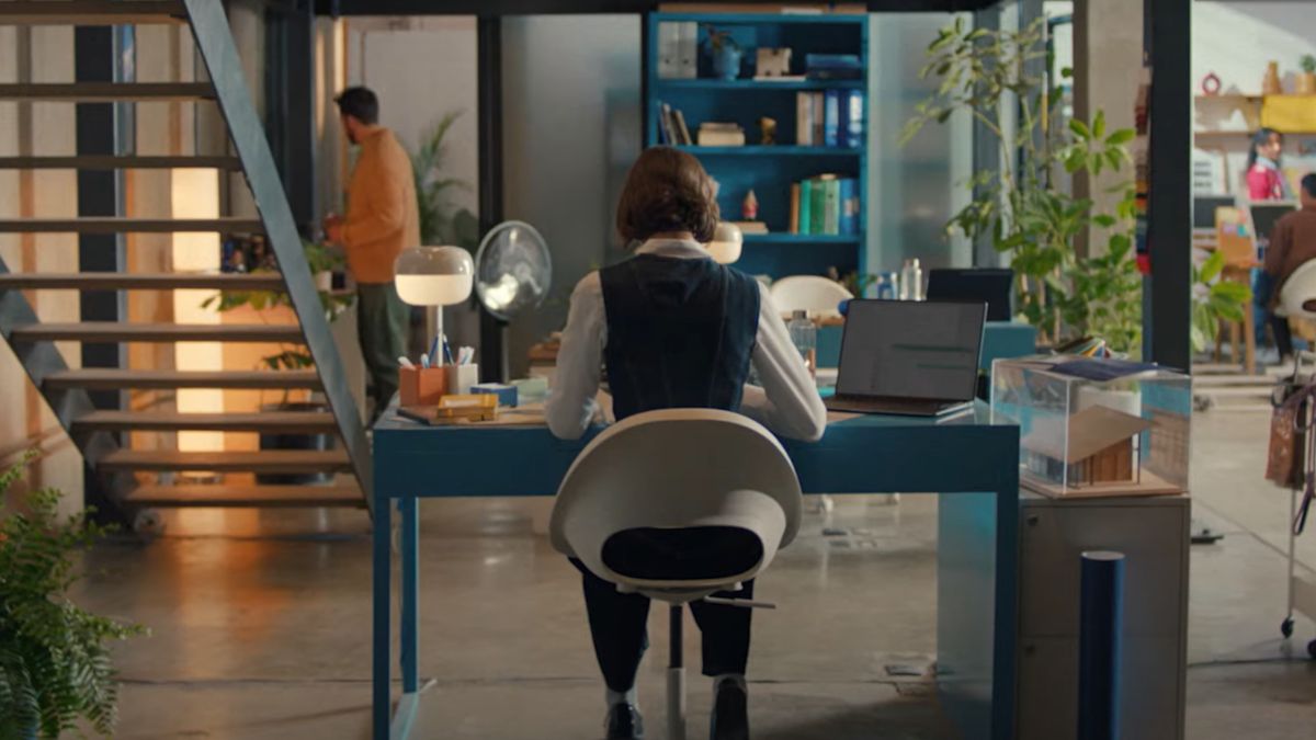 Woman using Samsung AI