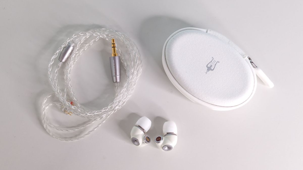 סקירת Meze Alba: ניצני חוטי באוזניים נוחים ונשמעים נהדרים מאת תמי רוג'רס שפורסמה ב-21 בינואר 25 בהשוואה לשאר ההרכב של Meze, האלבה נראים כמו מציאה. הם מביאים את הסאונד והעיצוב המיוחדים של Meze לסגנון נוח, בתוך האוזן, והם טובים באותה מידה שהם מרגישים.