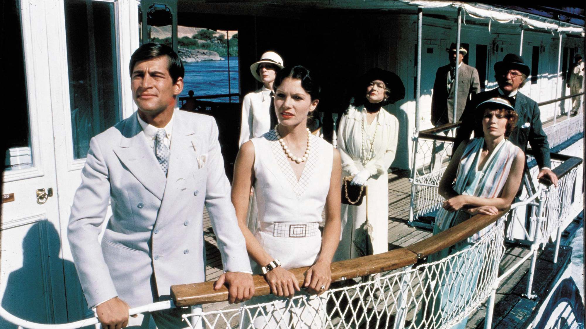 צוות השחקנים של 