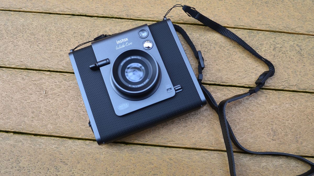 סקירה מעשית של Fujifilm Instax Wide Evo מאת Nikita Achanta שפורסמה ב-22 בינואר 25 עדיין לא דורג הלכתי מעשית עם Fujifilm Instax Wide Evo החדש שמציע 100 אפקטים, שישה סגנונות סרטים, שליטה בדרגה ועוד - אבל האם 349$ מוצדק?