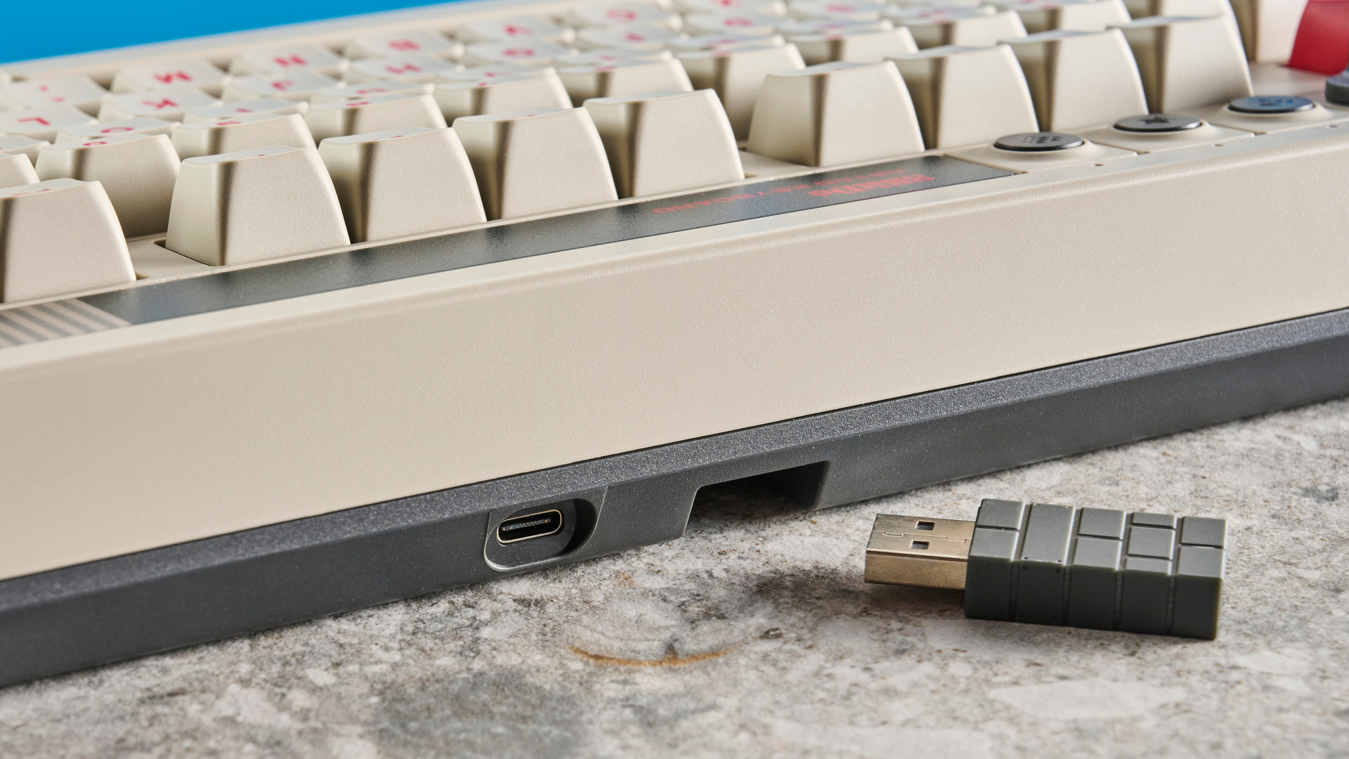 מקלדת מכנית של 8bitdo רטרו (מהדורה N) שהיא אלחוטית וחמה