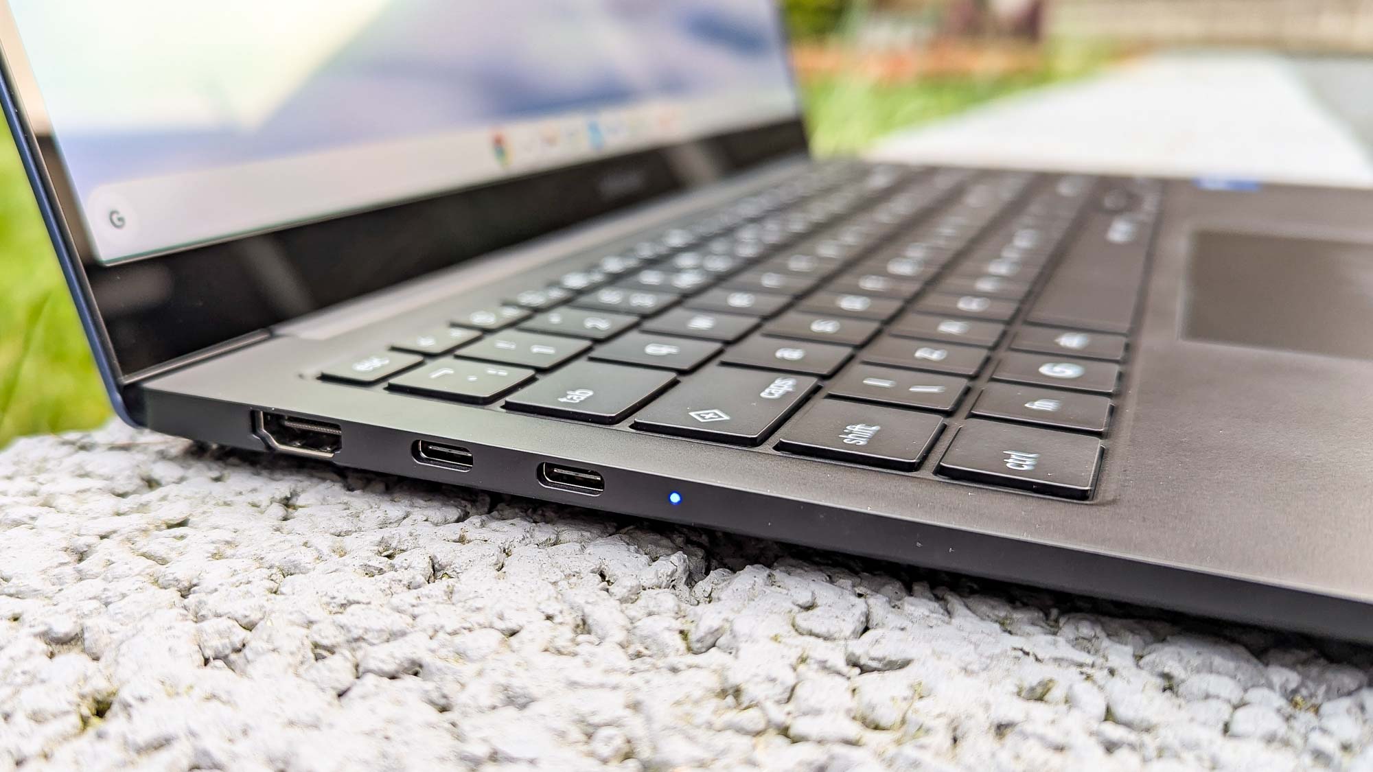 Samsung Galaxy Chromebook Plus מקרוב בצד שמאל על הקיר