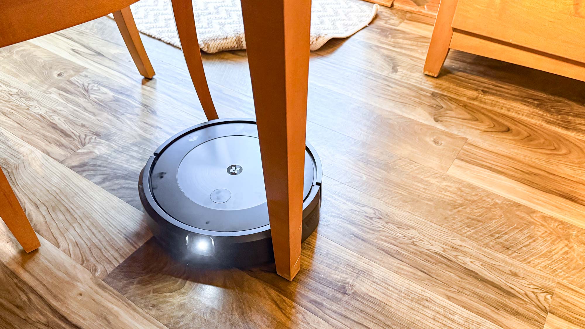 iRobot Roomba Combo j5+ על הרצפה