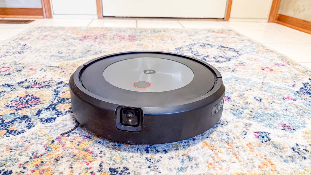 סקירת iRobot Roomba Combo j5+ מאת ג'ון ברנדון שפורסמה ב-27 בינואר 25 ה-Roomba j5+ מבצעת שואבי אבק רובוטים יקרים כמעט באותה מידה - בחצי מהמחיר.