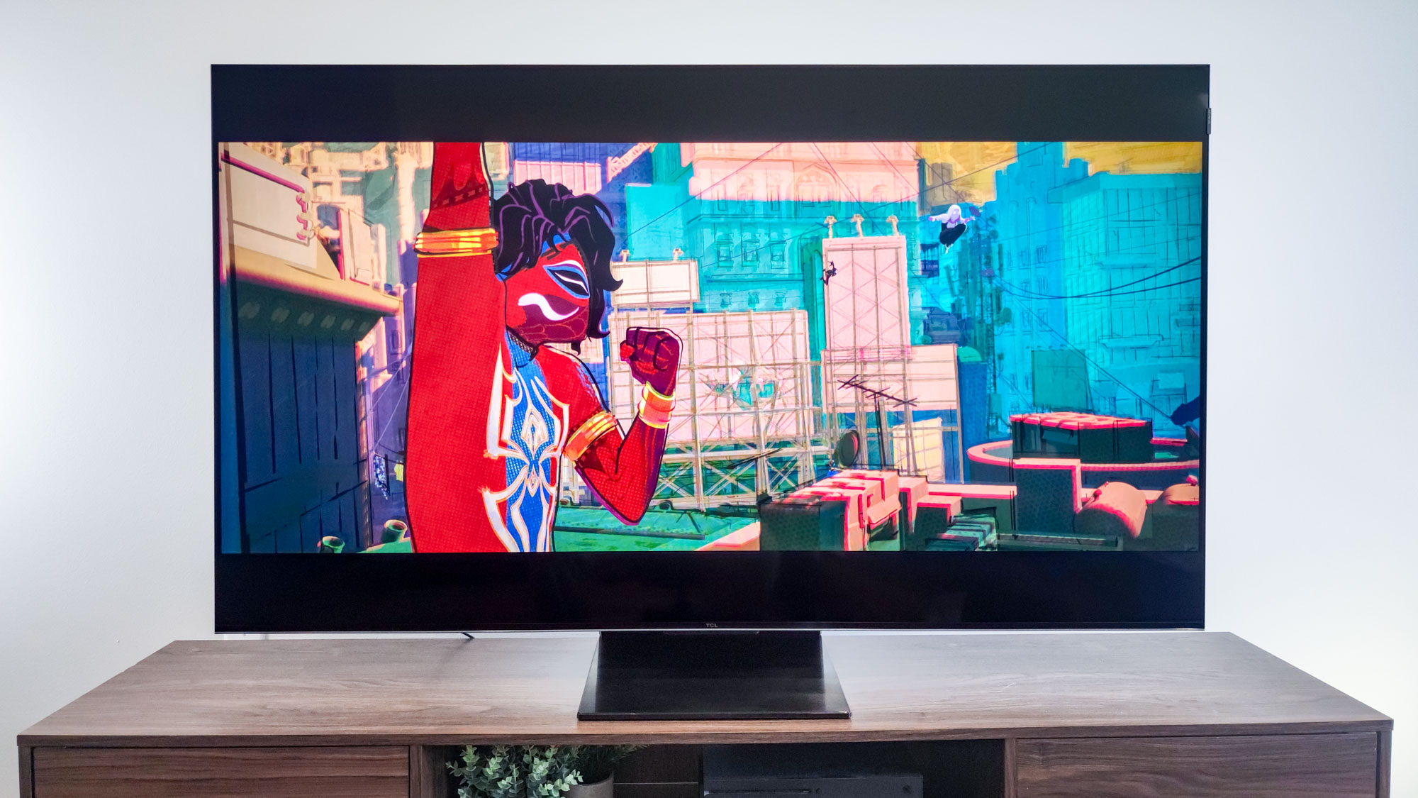 טלוויזיית TCL QM7 מיני-LED על שולחן בסלון