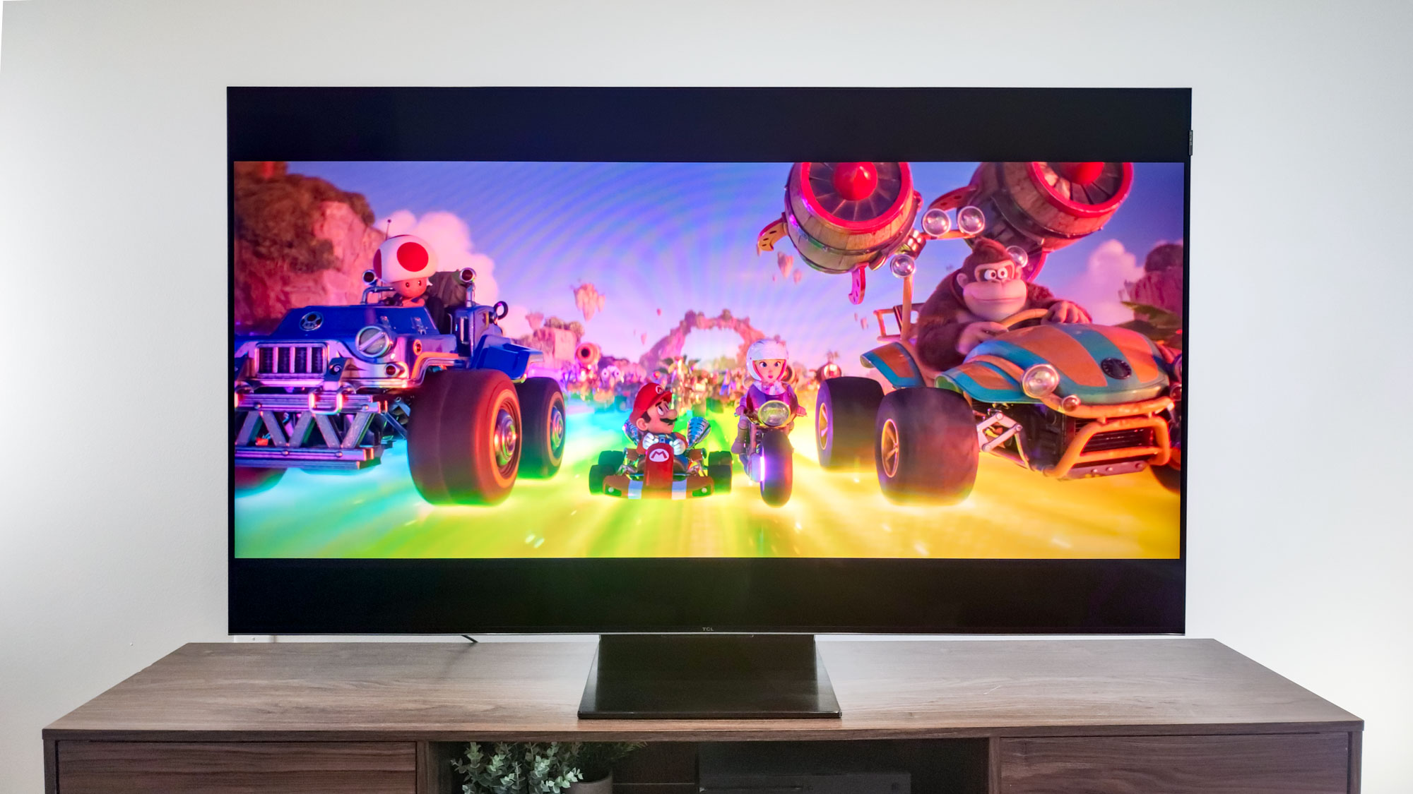 טלוויזיית TCL QM7 מיני-LED על שולחן בסלון