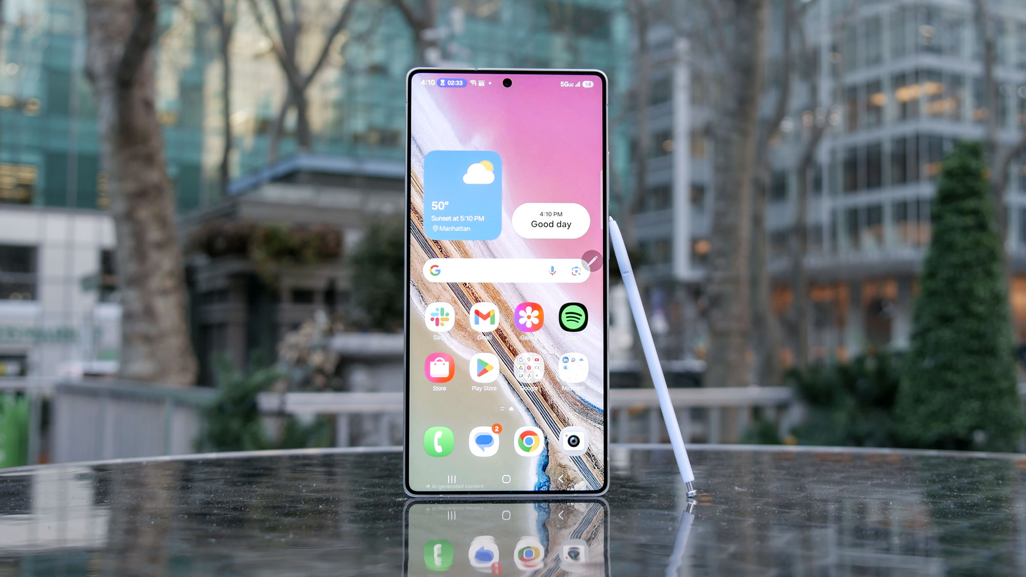 Galaxy S25 Ultra עם חרט על שולחן זכוכית