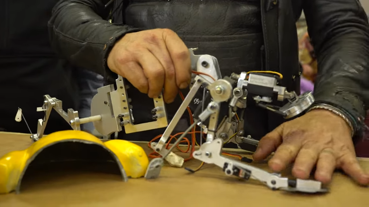 תמונה שבה נראים המהנדסים של טומבוט בונים את ג'ני, כלבת התמיכה הרגשית של הרובוט