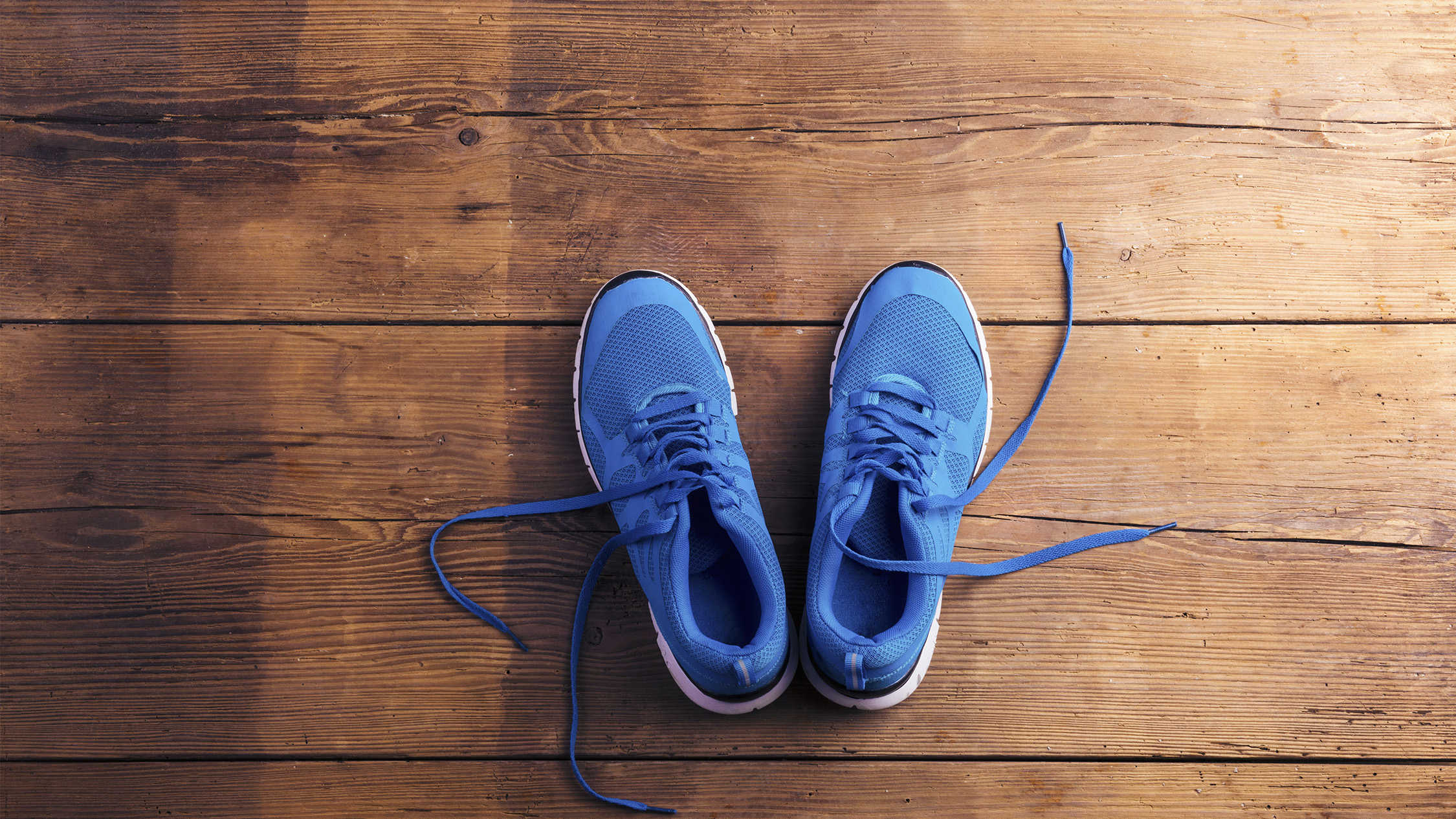 נעליים על רצפת עץ קשה