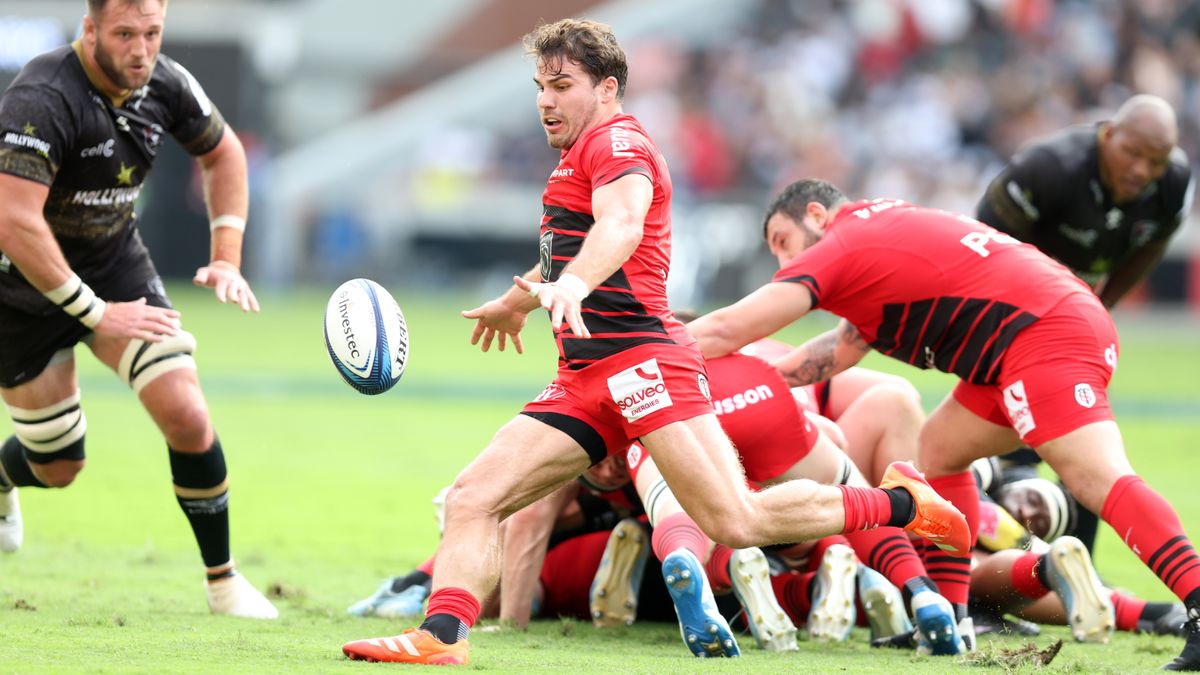 Antoine Dupont of Toulouse going for the ball during an Investec Champions Cup match