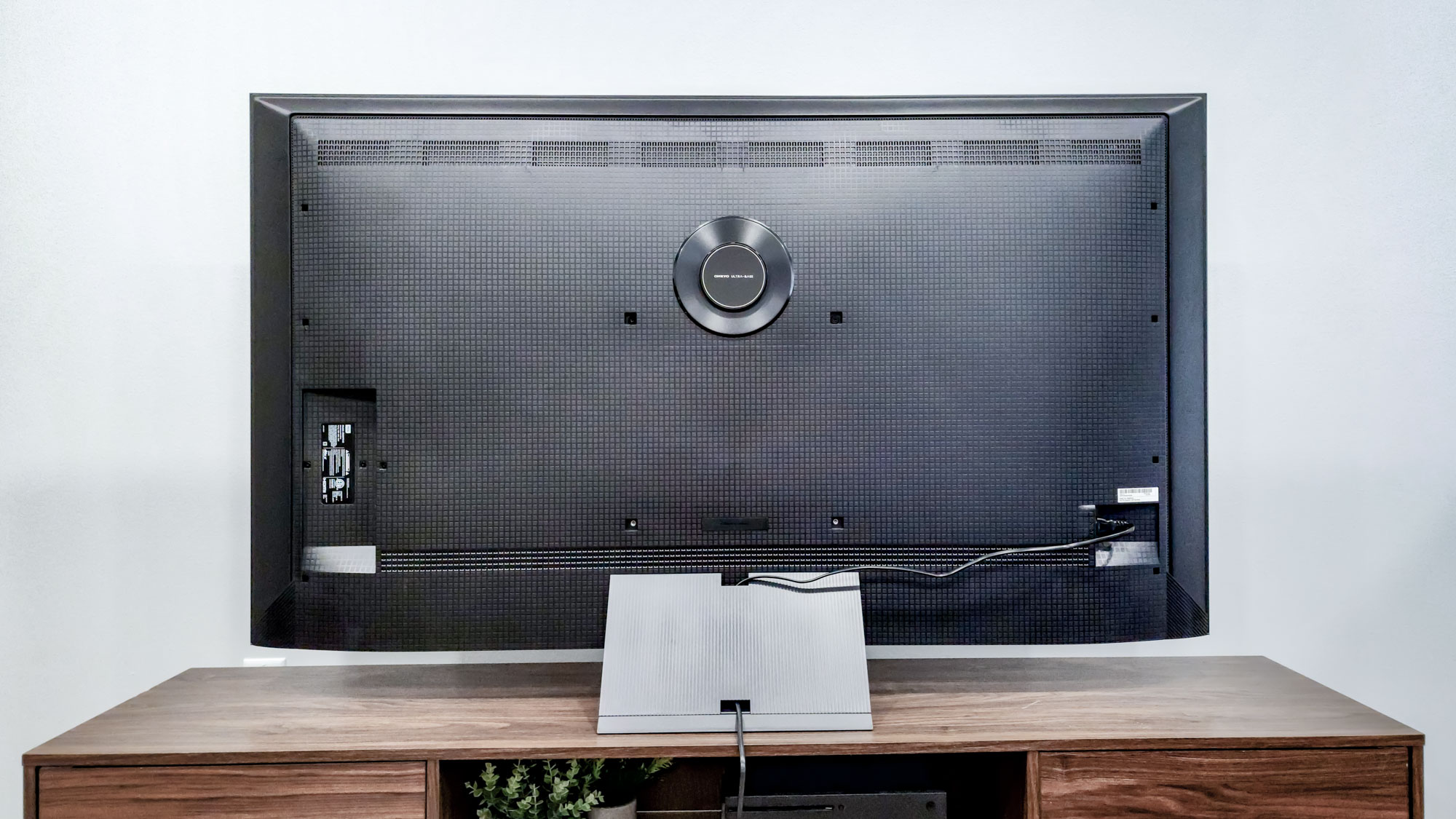 טלוויזיית TCL QM7 מיני-LED על שולחן בסלון