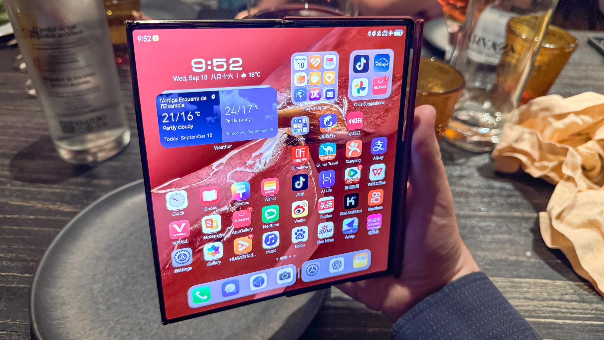 Huawei Mate xt Ultimate Design פתוח ביד