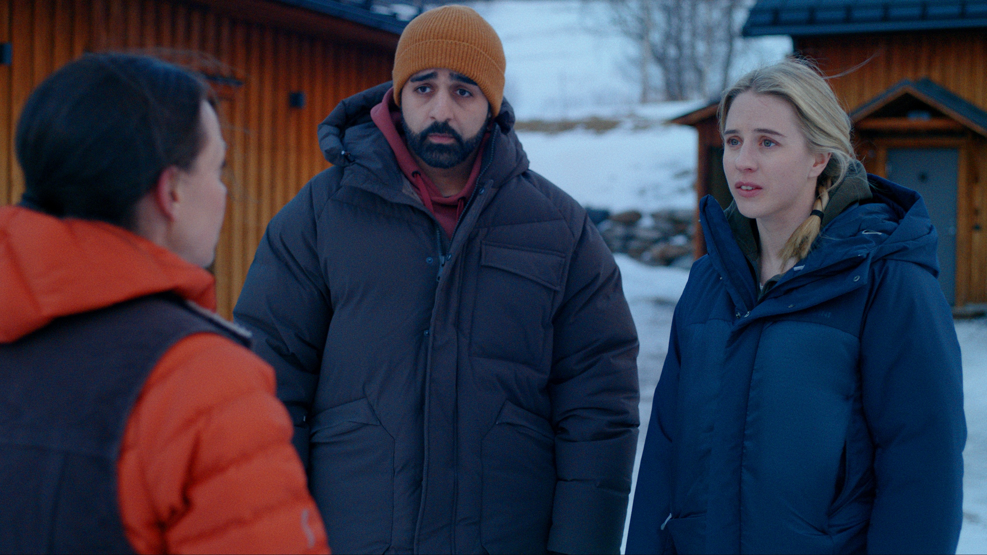 LR: דניאל לינסקוג (קרדו רזזי) וחנה (קרלה סאהן) מדברים עם תושב אחר בנטפליקס של נטפליקס "הרוצח Åre"